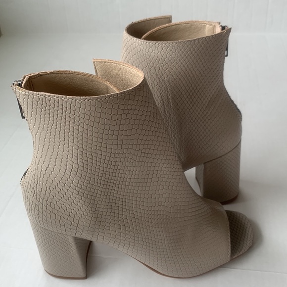 Matisse Melaney Ivory/Taupe Snake Open-Toe Bootie EUC!! Size 7 - Picture 12 of 14
